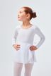 Ein junges Mädchen in einem weißen Ballett-Outfit steht mit den Händen in den Hüften und blickt zur Seite. 1