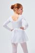 Ein junges Mädchen in einem weißen Ballett-Outfit steht mit den Händen in den Hüften und blickt leicht zur Seite. 2