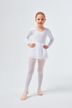 Ein junges Mädchen in einem weißen Ballett-Outfit steht mit den Händen in den Hüften. 3