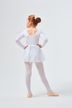 Ein junges Mädchen in einem weißen Ballett-Outfit und Strumpfhosen steht mit den Händen in den Hüften und blickt von der Kamera weg. 4