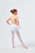 Ein junges Mädchen in einem weißen Ballettkostüm und Strumpfhosen steht in einer Tanzpose. 4