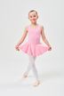 Ein kleines Kind in einem rosa Ballettbody und weißen Strumpfhosen posiert in einer Balletthaltung. 3