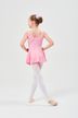Ein junges Mädchen in einem rosa Ballettbody und weißen Strumpfhosen steht in einer Ballettpose mit dem Rücken zur Kamera. 4
