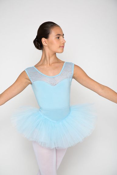 Junge Balletttänzerin in einem hellblauen Tutu und Ballettbody posiert mit ausgestreckten Armen.