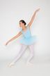 Eine junge Balletttänzerin in einem blauen Ballettbody und Tutu posiert anmutig mit ausgestreckten Armen und einem Bein nach vorne. 3