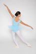Eine Balletttänzerin in einem hellblauen Ballettbody und Tutu posiert mit ausgestreckten Armen. 4