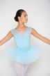 Junge Balletttänzerin in einem hellblauen Tutu und Ballettbody posiert mit ausgestreckten Armen. 1
