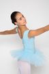 Eine junge Balletttänzerin in einem hellblauen Ballettbody und Tutu posiert mit ausgestreckten Armen. 5