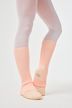 Person mit hellrosa Beinwärmern und Ballettschuhen 1