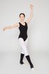 Eine junge Person in einem schwarzen Ballettbody und weißen Strumpfhosen posiert in einer Ballettposition. 2