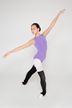 Eine junge Balletttänzerin in einem lila Ballettbody posiert im Arabeskenstil 2
