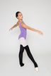 Balletttänzerin in einem lila Ballettbody 1