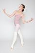 Eine Balletttänzerin in einem rosa Ballettbody und weißen Beinwärmern posiert in einer klassischen Ballettposition. 3