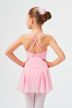 Mädchen in einem rosa Ballett-Outfit mit gekreuzten Trägern steht mit den Händen in den Hüften und blickt von der Kamera weg. 3
