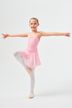 Ein junges Mädchen in einem rosa Ballett-Outfit posiert mit einem erhobenen Bein und ausgestreckten Armen. 4