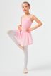 Ein junges Mädchen in einem rosa Ballett-Outfit steht auf einem Bein 6