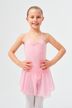 Ein junges Mädchen in einem hellrosa Ballettkleid steht lächelnd mit den Händen in den Hüften. 1