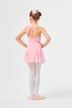 Ein junges Mädchen in einem rosa Ballett-Outfit steht mit dem Rücken zur Kamera 5