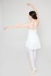 Eine Balletttänzerin in einem weißen Ballettbody und Rock posiert mit erhobenen Armen und steht auf Spitze. 4
