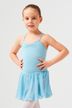 Junges Mädchen in einem hellblauen Ballettbody und Rock posiert mit den Händen in den Hüften vor einem schlichten 1