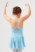 Junges Mädchen in einem blauen Ballettkleid steht mit erhobenen Armen und dem Rücken zur Kamera. 2