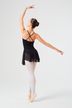 Eine Balletttänzerin in einem schwarzen Ballettbody und weißen Strumpfhosen posiert auf Spitze mit einem erhobenen Arm und dem anderen seitlich ausgestreckt. 4