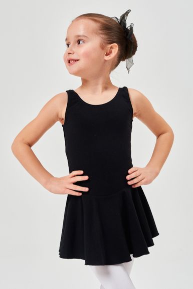 Junges Mädchen in einem schwarzen Ballettbodykleid mit den Händen in den Hüften