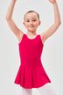 Ein junges Mädchen in einem leuchtend rosa Ballettbody und weißen Strumpfhosen posiert mit erhobenen Armen und lächelt in die Kamera. 1