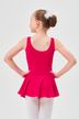 Ein junges Mädchen in einem rosa Ballettbody und weißen Strumpfhosen steht mit den Händen in den Hüften und blickt von der Kamera weg. 2