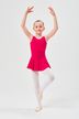 Ein junges Mädchen in einem rosa Ballettbody und weißen Strumpfhosen posiert in Ballettposition auf einem Bein. 3