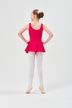 Ein junges Mädchen in einem rosa Ballettbody und weißen Strumpfhosen steht mit den Händen in den Hüften und dem Rücken zugewandt. 4