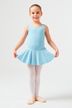 Junges Mädchen in einem hellblauen Ballettbody und Rock posiert in Ballettkleidung und steht auf einem weißen Hintergrund. 3