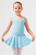 Junges Mädchen in einem hellblauen Ballettbody und Rock posiert für die Kamera. 1