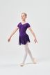 Eine junge Balletttänzerin in einem lila Ballettbody und Rock posiert in einer Ballettposition. 3