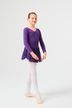 Ein junges Mädchen in einem lila Ballettbody posiert in Ballettkleidung mit weißen Strumpfhosen und rosa Ballettschuhen. 3