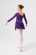 Ein junges Mädchen in einem lila Ballettbody und weißen Strumpfhosen posiert in einer Ballettposition. 4