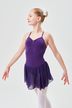 Junge Ballerina in einem lila Ballettbody und Rock posiert mit ausgestreckten Armen. 1