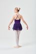 Eine junge Balletttänzerin in einem lila Ballettbody 4