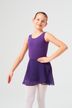 Ein junges Mädchen in einem lila Ballettbody und Rock posiert mit einer Hand auf der Hüfte und der anderen ausgestreckt und lächelt in die Kamera. 1