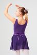 Ein Mädchen in einem lila Ballett-Outfit posiert mit erhobenen Armen und blickt von der Kamera weg. 2