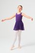 Junge Ballerina posiert in einem lila Ballettbody und Rock 3