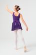 Junge Balletttänzerin in einem lila Outfit posiert mit erhobenem Arm und dem Rücken zur Kamera. 4