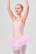 Ein junges Mädchen in einem rosa Ballett-Tutu posiert mit erhobenen Armen. 1