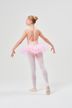 Eine junge Ballerina in einem rosa Tutu und Strumpfhosen steht in einer Ballettpose. 4