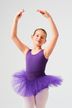 Ein junges Mädchen in einem lila Ballettbody und Tutu posiert mit erhobenen Armen in einer Ballettposition. 3