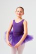 Ein junges Mädchen in einem lila Ballettbody und Tutu steht mit ausgestreckten Armen da und lächelt. 1