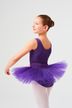 Junges Mädchen in einem lila Ballettbody und Tutu posiert in einer Ballettposition. 2