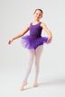 Junges Mädchen in einem lila Ballettbody und Tutu posiert in Ballettposition auf weißem Hintergrund. 4