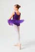 Ein junges Mädchen in einem lila Ballettbody und Tutu steht in Ballettpose 5
