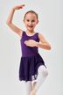 Ein junges Mädchen in einem lila Ballettbody und Tutu posiert in einer Balletthaltung mit einem erhobenen Arm und einem angehobenen Bein. 1